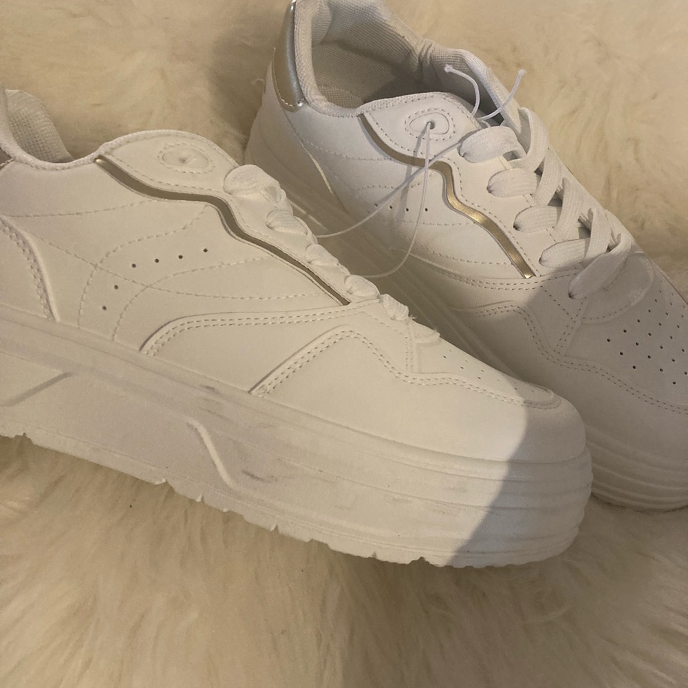 Women Echo Sneakers size 9.5